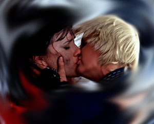 Xena and Gabrielle kissing